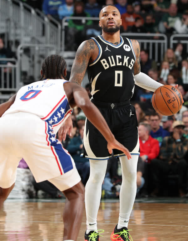 NBA季后赛悬念重重，步行者逆转雄鹿晋级东部决赛